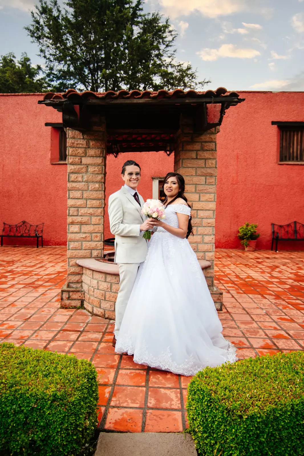 Retrato vertical de Luis y Marlen en los jardines
