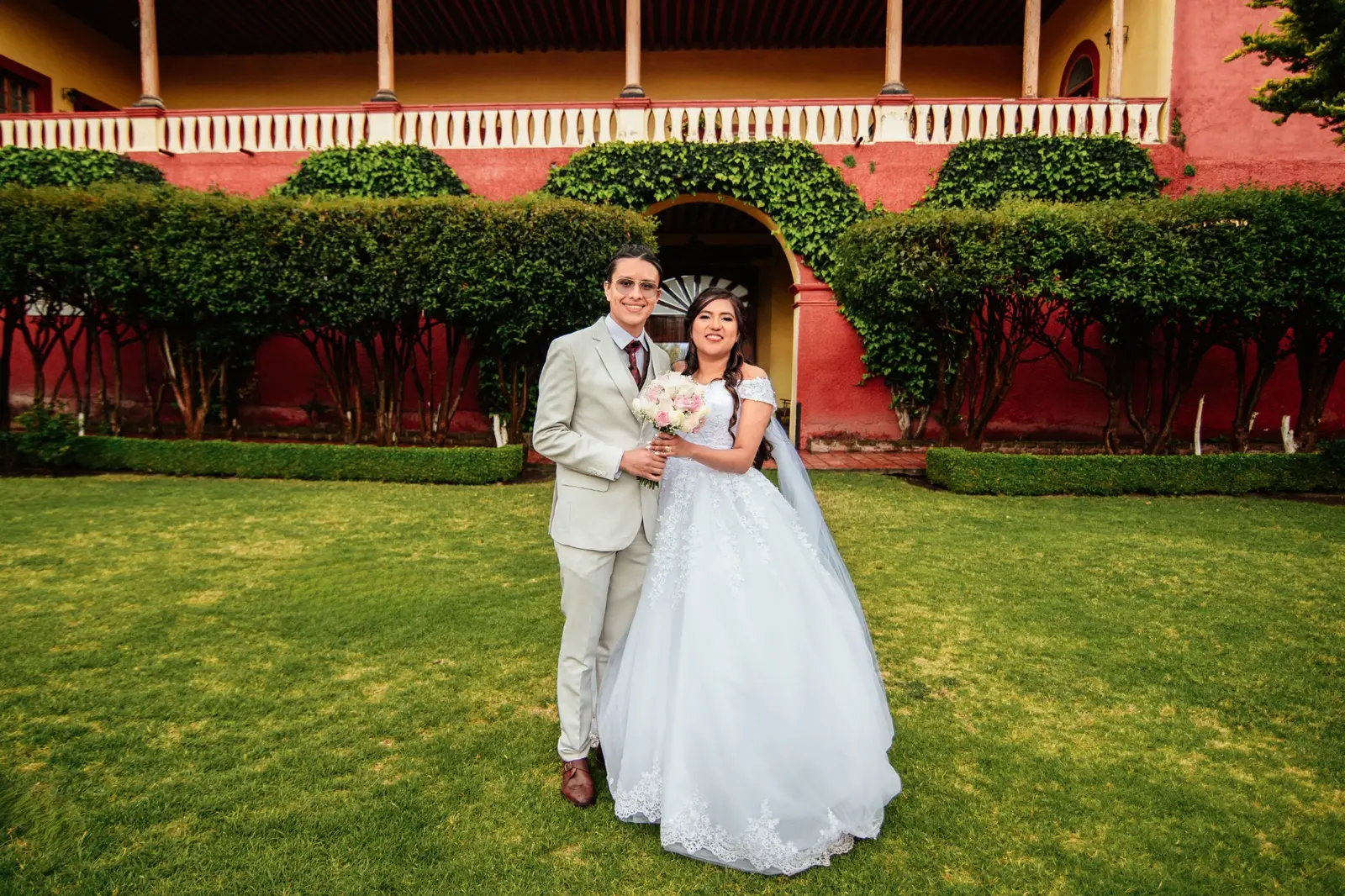 Los novios en el jardín de Hacienda San Buenaventura
