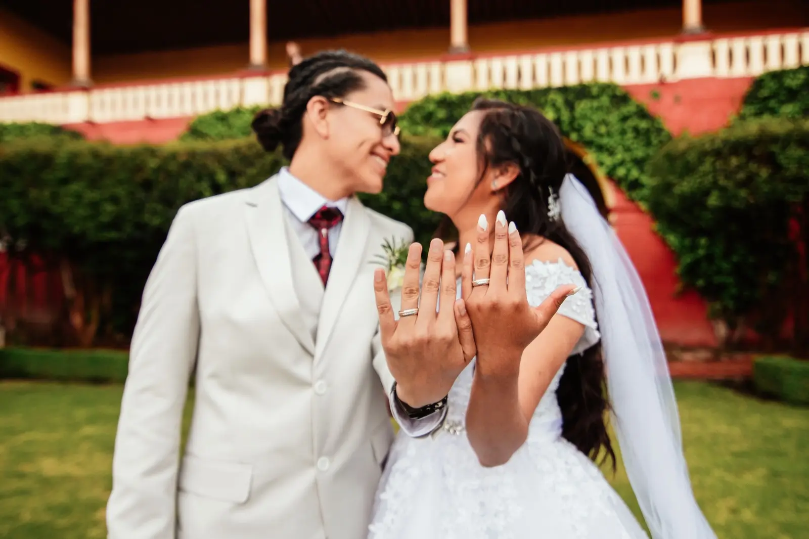 Luis y Marlen mostrando sus anillos