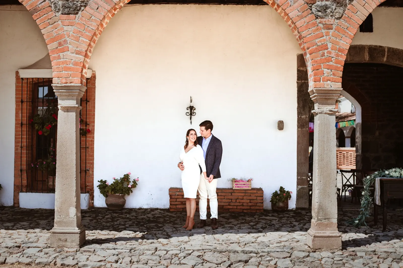 Macarena y Javier bajo los arcos de Rancho Zacatepec