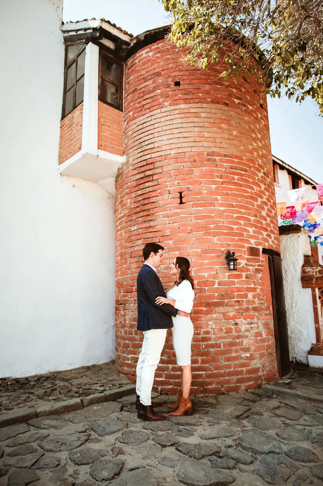 Macarena y Javier junto a la torre de ladrillo