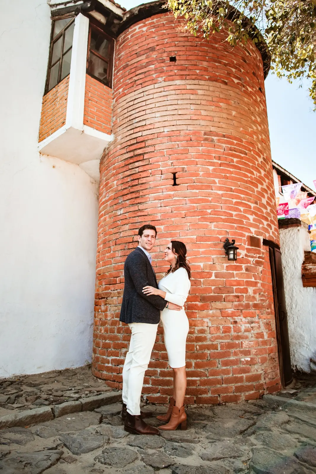 Sesión de pareja en la arquitectura de Rancho Zacatepec