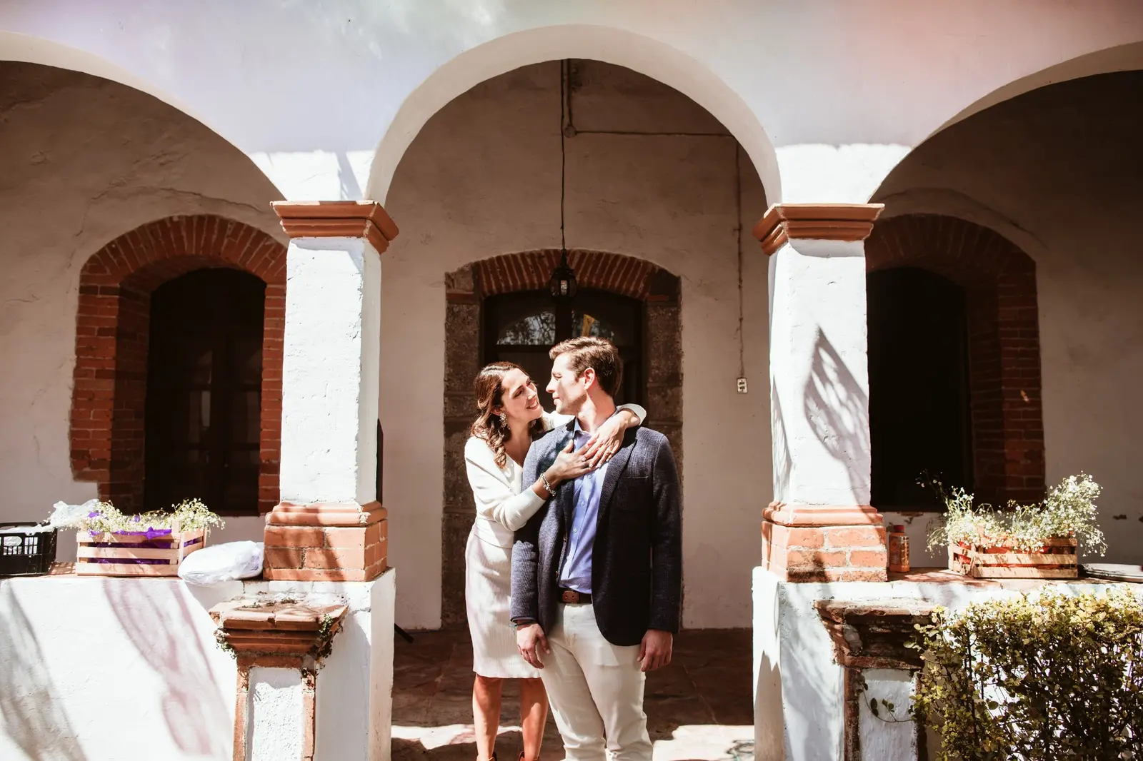 Retrato de la pareja entre los corredores del rancho