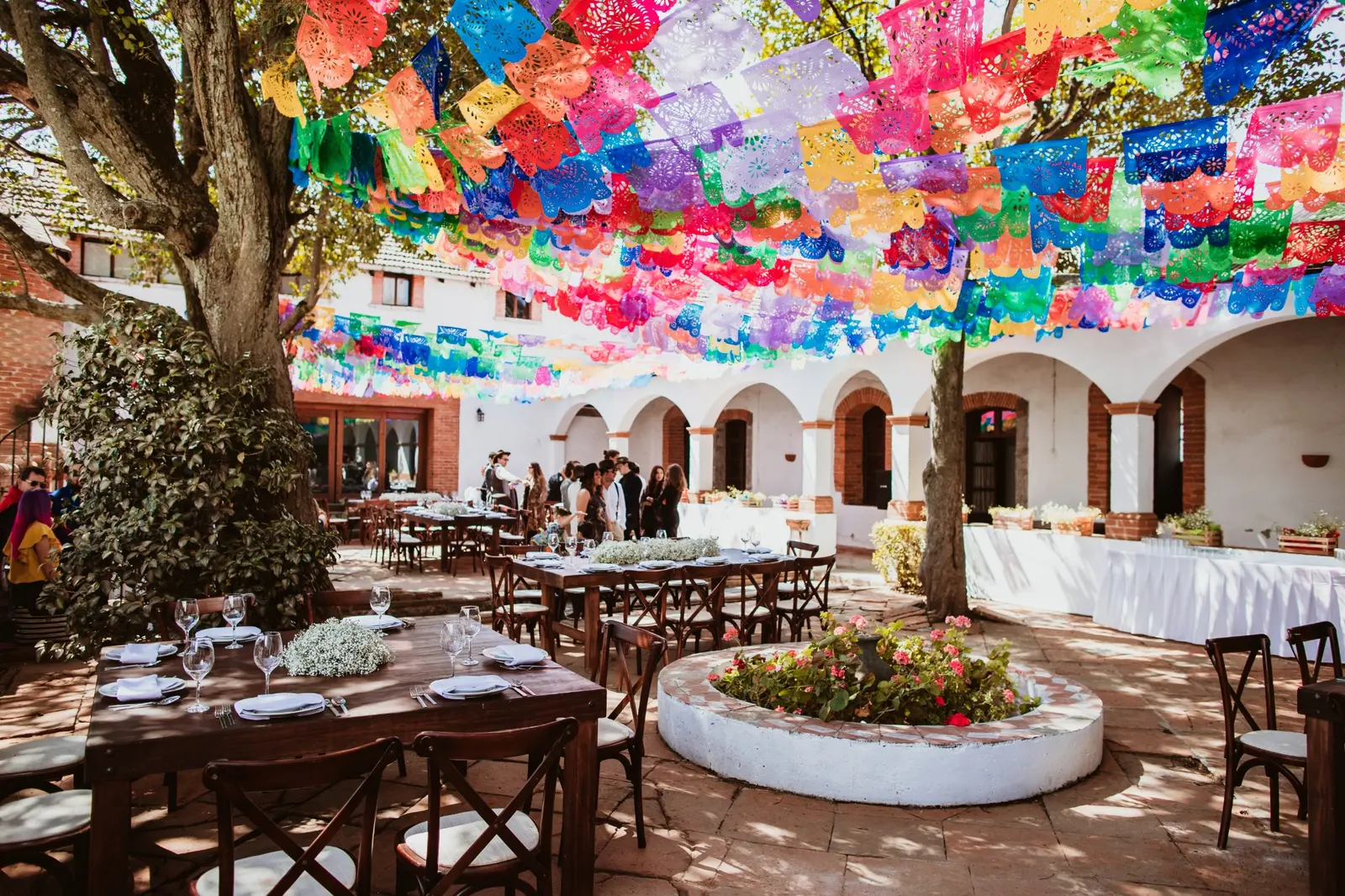 Patio de recepción decorado con papel picado