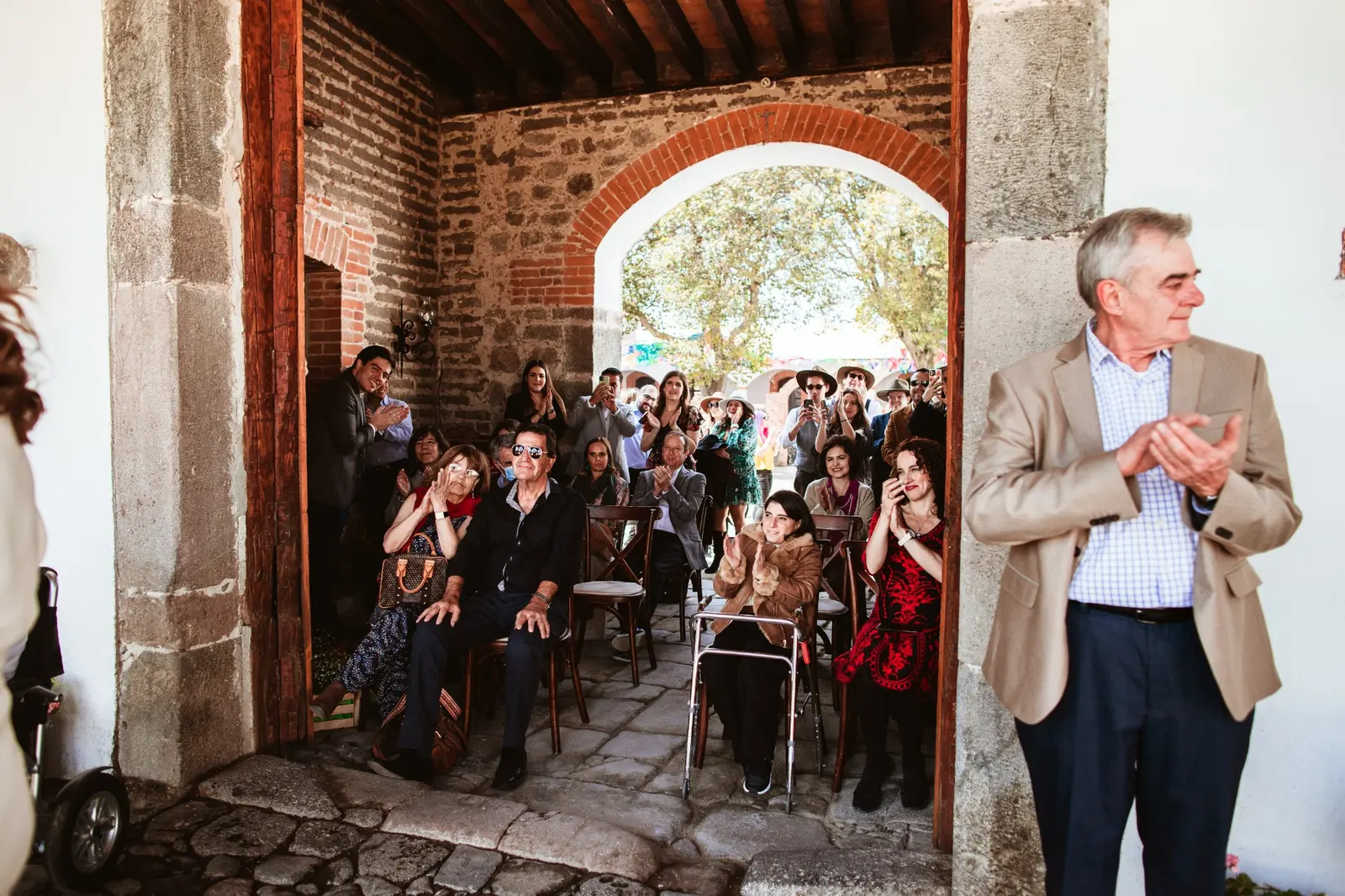 Familiares y amigos durante la boda civil