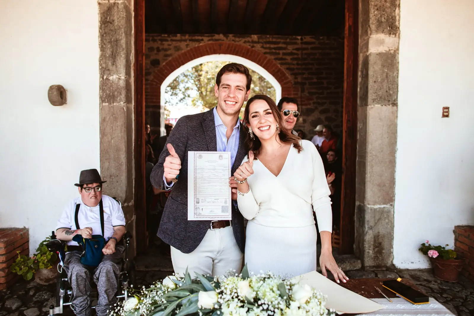 Macarena y Javier con su acta de matrimonio