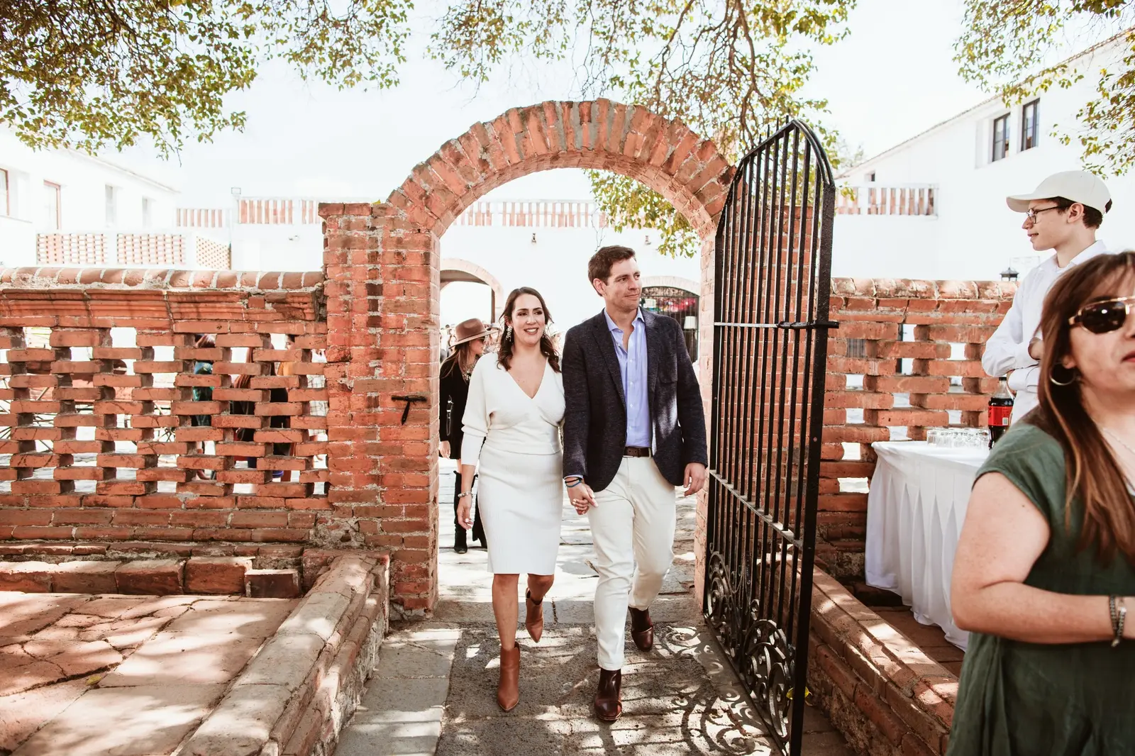 Los recién casados entrando a la recepción