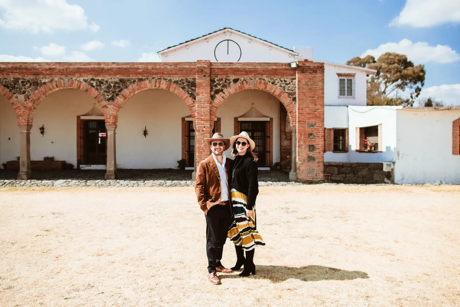 Invitados frente a la fachada de Rancho Zacatepec