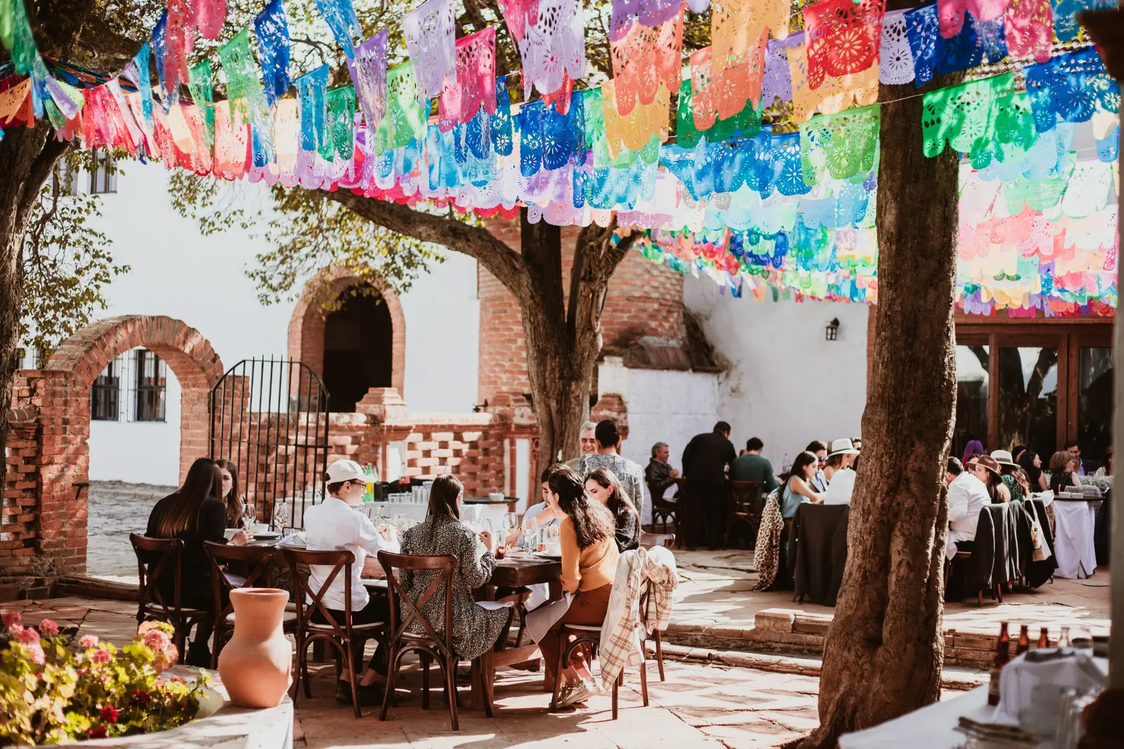 Celebración familiar bajo el papel picado