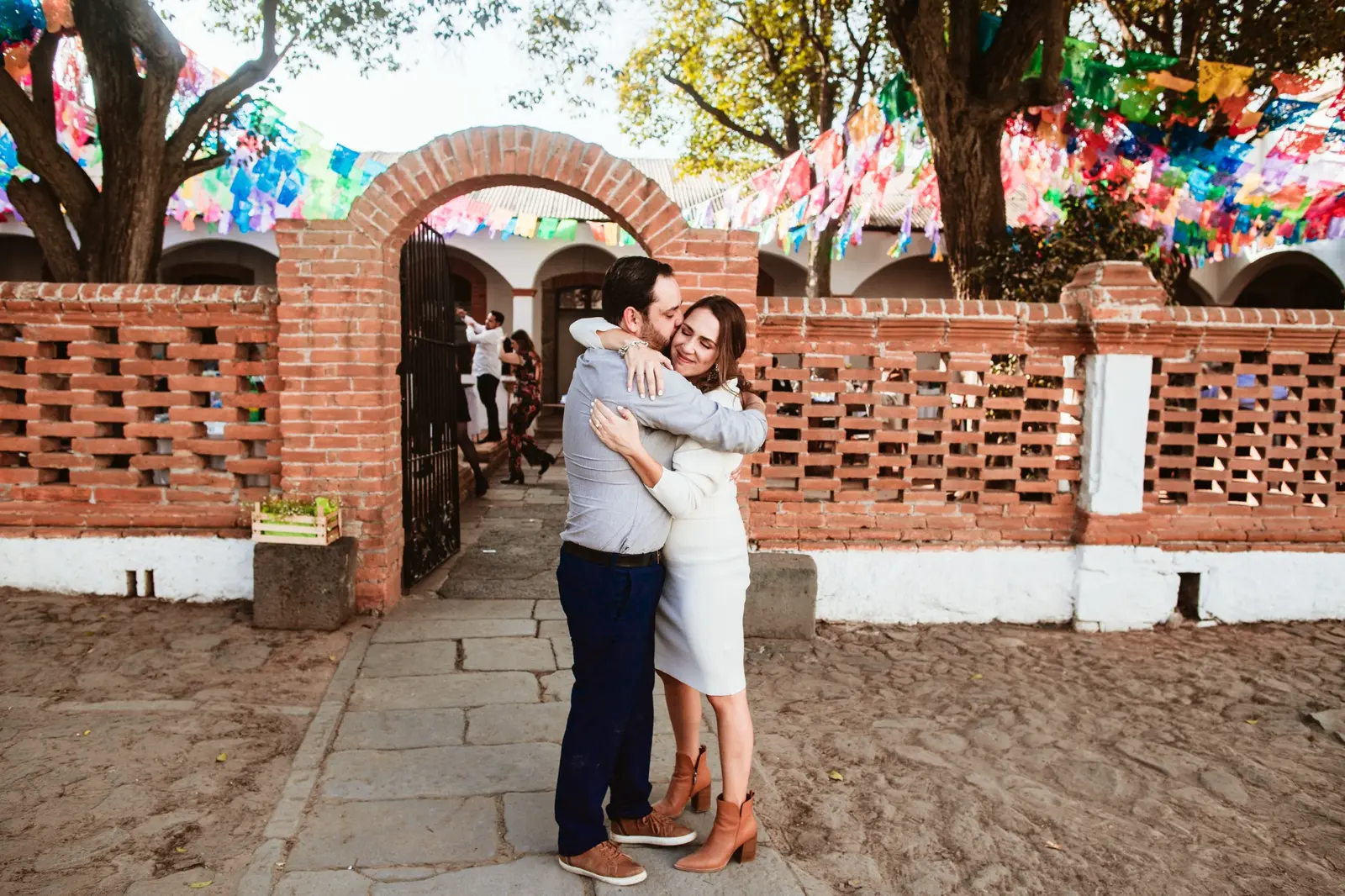 Abrazo durante la celebración de Macarena y Javier