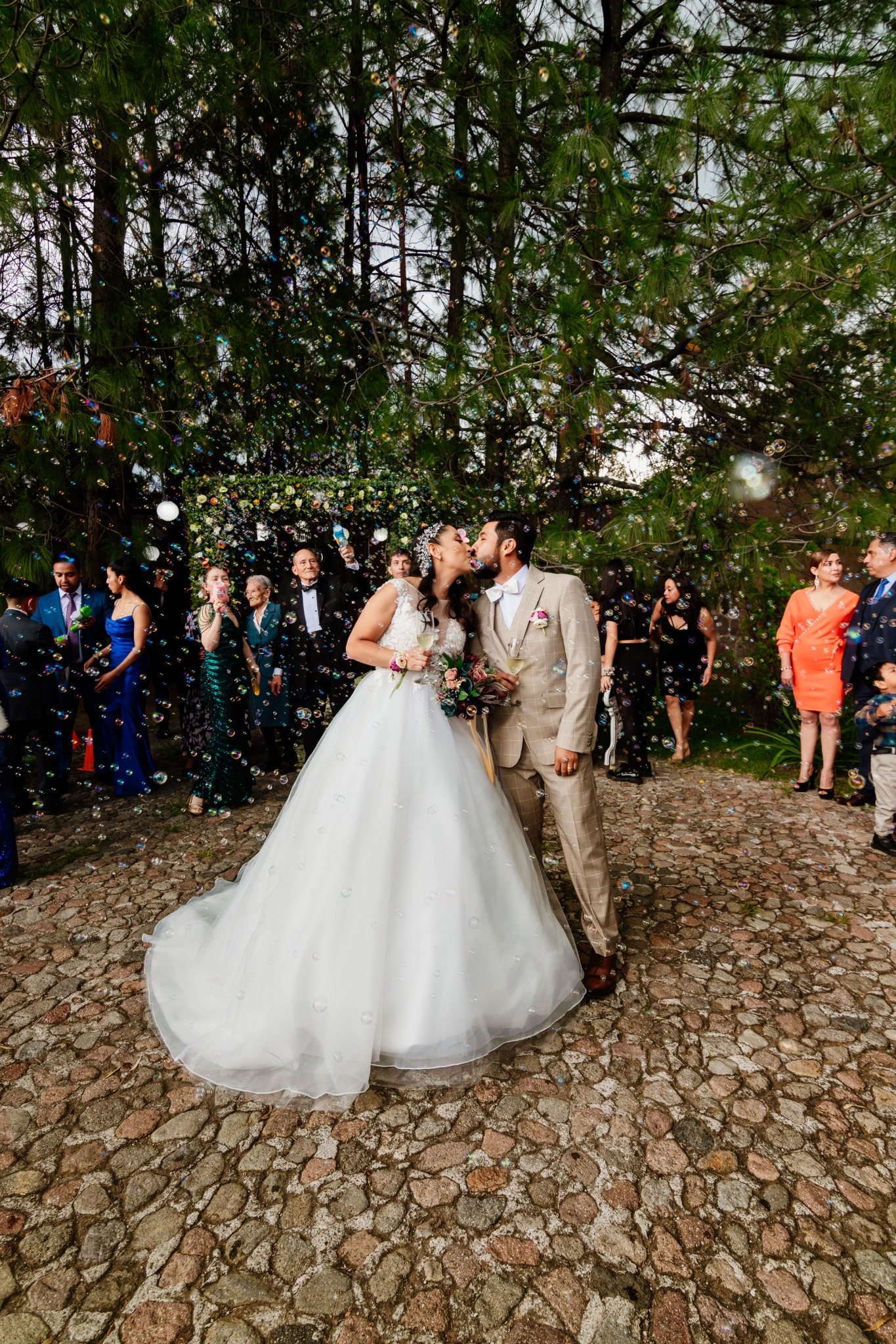 Boda elegante con auto clásico