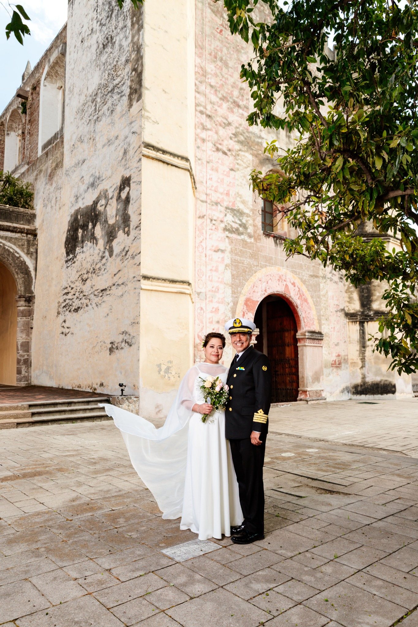 Salida de boda con humo y celebración